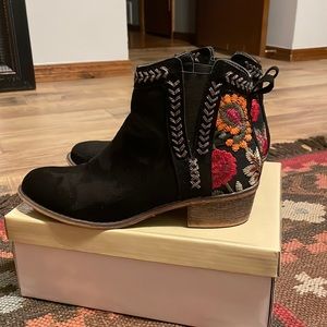 Black booties (embroidered)